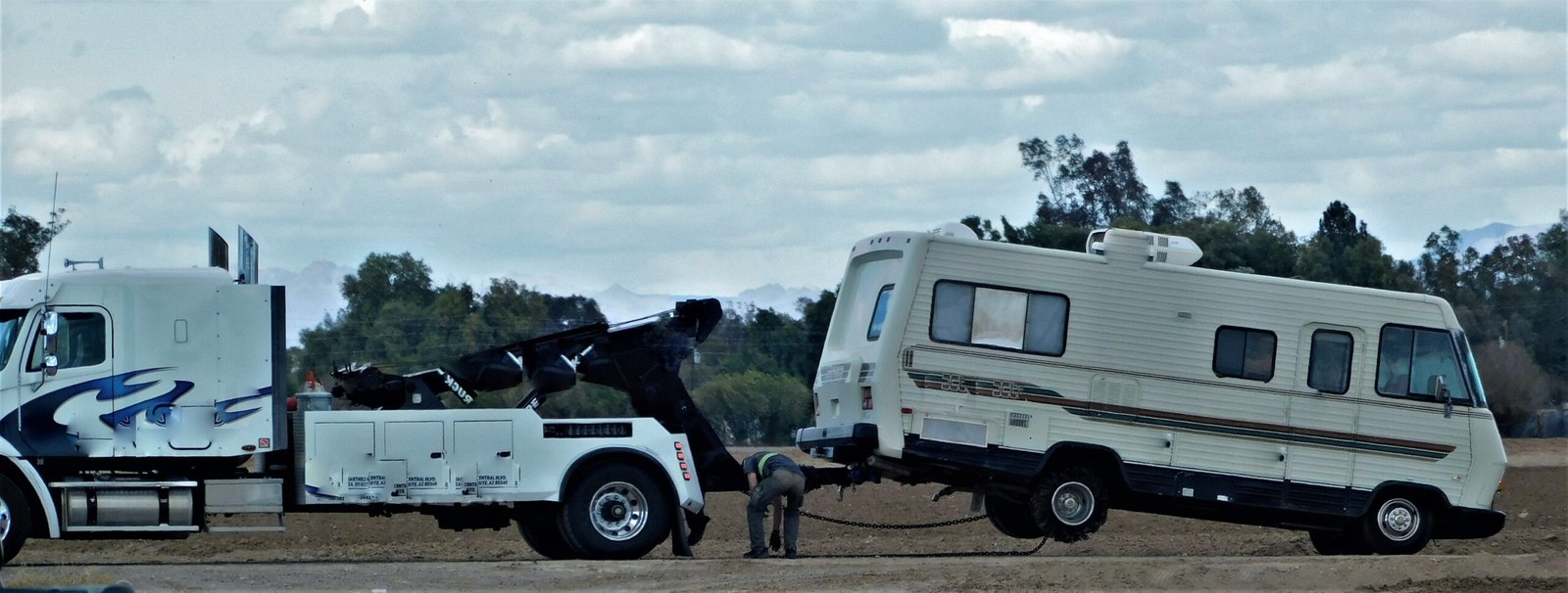tow-truck-wrecker-towing-a-motorhome